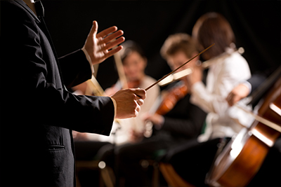 chef d'orchestre avec musiciens